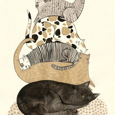 Ilustração de gatos empilhados em vários padrões e cores sobre fundo bege