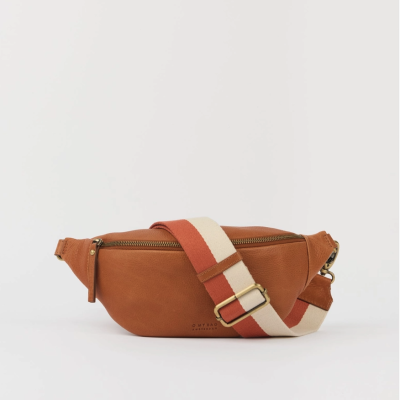 Bolsa tipo carteira castanha em pele com fecho de correr e alça larga de tecido às riscas