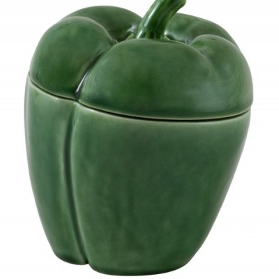 Frasco de cerâmica verde em forma de pimento com tampa em fundo branco