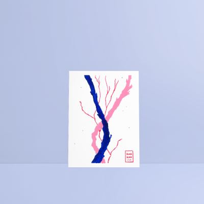 folha branca com desenho abstrato azul e rosa em fundo azul claro