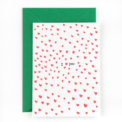 Cartão branco com corações vermelhos e texto 'I ♥ you' com envelope verde