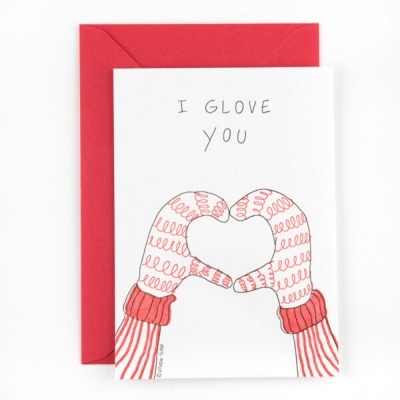 Cartão com mãos desenhadas e a frase I GLOVE YOU