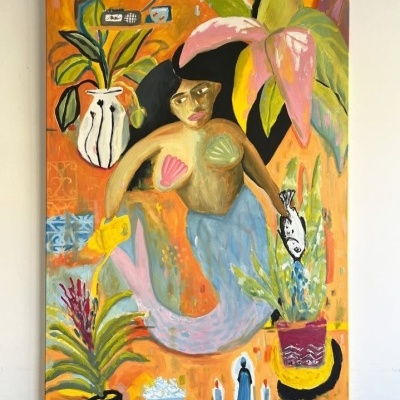 Pintura colorida de sereia com plantas e objetos em fundo laranja