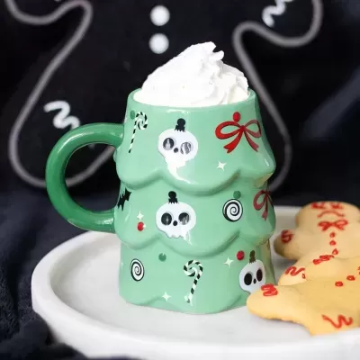Caneca verde em forma de árvore de Natal com desenhos festivos e chantilly