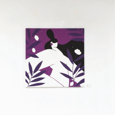 Pintura em tela com figuras humanas estilizadas e elementos florais em roxo, preto e branco