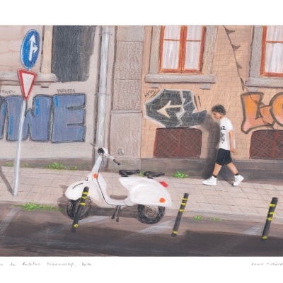 Pintura de scooter branca estacionada numa rua com grafitis e homem a caminhar na passadeira