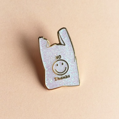 Pin metálico brilhante com símbolo de mão e texto NO Thanks