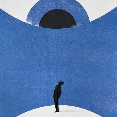 Obra gráfica com figura humana preta sobre forma branca e círculo azul e preto ao fundo.