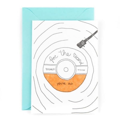 Cartão com desenho de disco de vinil e envelope azul claro