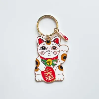 Porta-chaves com figura de gato Maneki-neko em metal e cores branco, castanho, vermelho e verde