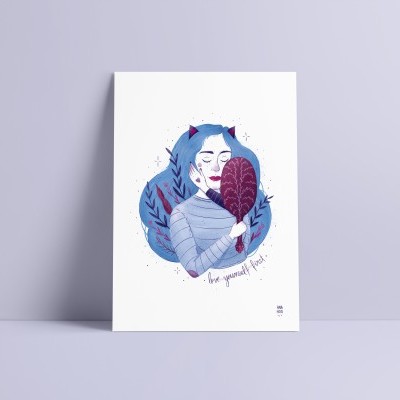 Cartaz ilustrado com personagem a segurar uma folha roxa e a frase 'love yourself first'.