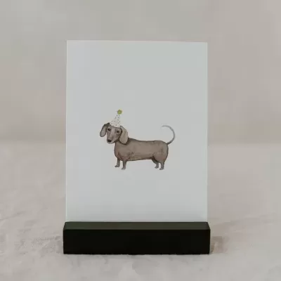 Cartão com ilustração de cão Teckel e chapéu de festa
