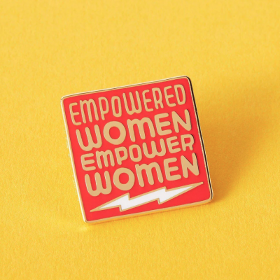 Pin quadrado vermelho com texto empoderamento feminino sobre fundo amarelo