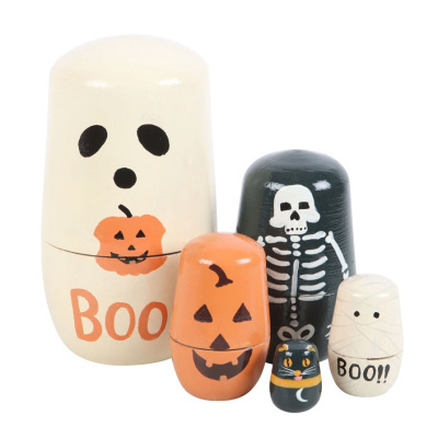 Bonecos russos de madeira com temas de Halloween