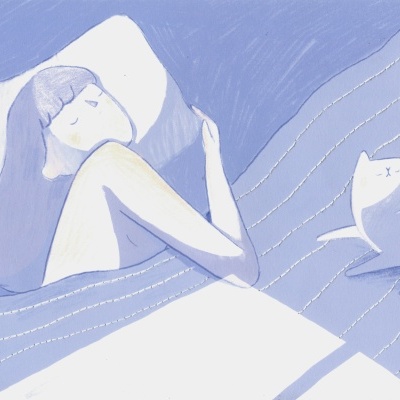 Pessoa deitada numa cama azul com gato branco ao lado