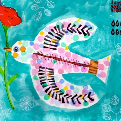 Pintura colorida de um pássaro segurando uma flor vermelha com fundo azul e desenhos de folhas