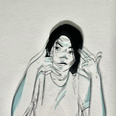 Ilustração de parede de pessoa com cabelo preto e camisa branca fazendo um gesto com as mãos