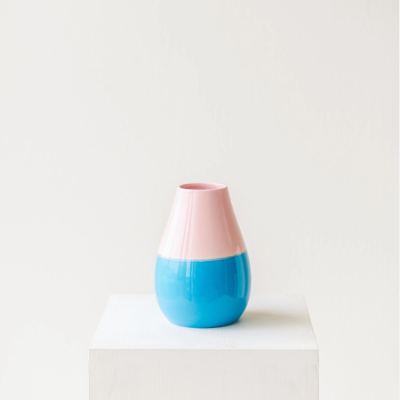 Vaso cerâmico rosa e azul em pedestal branco
