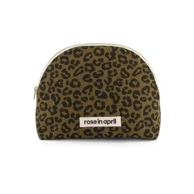 Necessaire animal print castanha com fecho dourado e etiqueta rose in april
