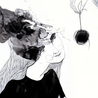 Desenho preto e branco de mulher com tinta preta na cabeça e mão segurando copo com corda