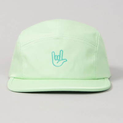 Boné verde claro com bordado azul de mão em gesto I love you