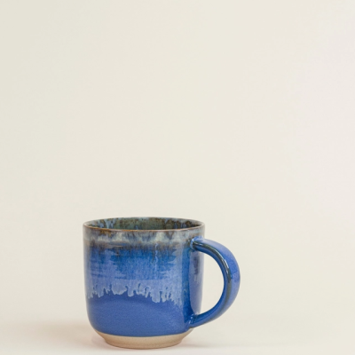 Caneca de cerâmica azul brilhante com asa larga