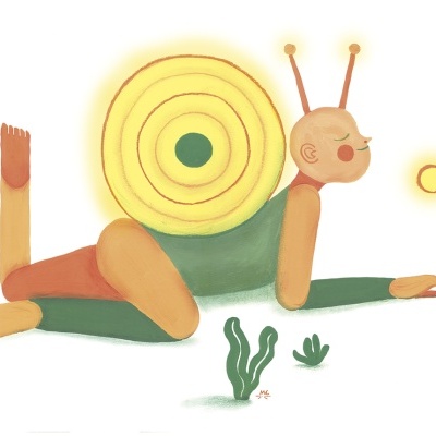 Desenho de figura humana com concha de caracol amarelo nas costas e antenas, deitada em ambiente com plantas pequenas