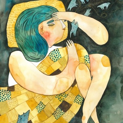 Ilustração de mulher sentada com vestido quadriculado amarelo e castanho, gato azul e anjos ao fundo