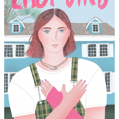 Ilustração de jovem com cabelo castanho e bandagem rosa, fundo casa azul e texto LADY BIRD