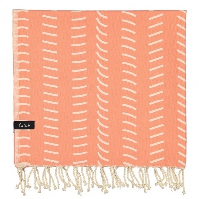 Toalha coral com padrão de linhas brancas e franjas naturais