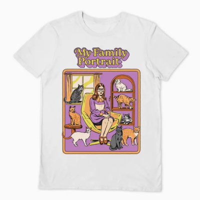 Camiseta branca com estampa de mulher e gatos com texto My Family Portrait