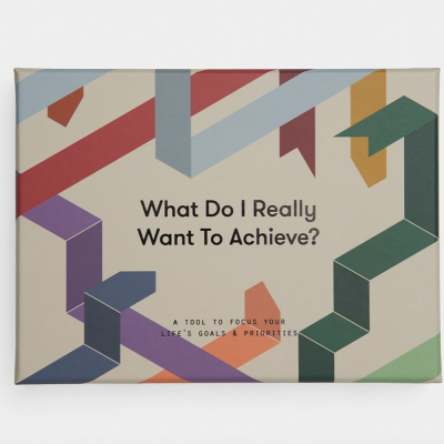 Caixa com design geométrico e texto inspiracional em inglês