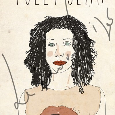 Ilustração de mulher com cabelo escuro e t-shirt bege com estampa de lábios e texto POLLY JEAN