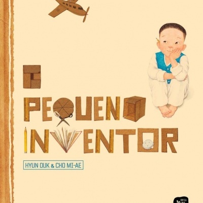 Capa de livro 'PEQUENO INVENTOR' com ilustração de menino sentado e letras formadas por objetos