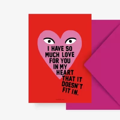 Cartão vermelho com design de coração e texto em inglês acompanhado por envelope cor-de-rosa.