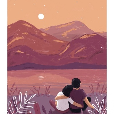 Casal sentado junto a um lago ao pôr do sol com montanhas ao fundo e plantas desenhadas em primeiro plano