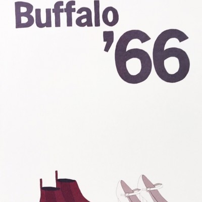 Texto Buffalo '66 com dois pares de sapatos retro, botas vermelhas e sapatos brancos com fivela em fundo branco.