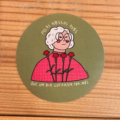 Etiqueta redonda com ilustração de senhora e cravos, texto em português