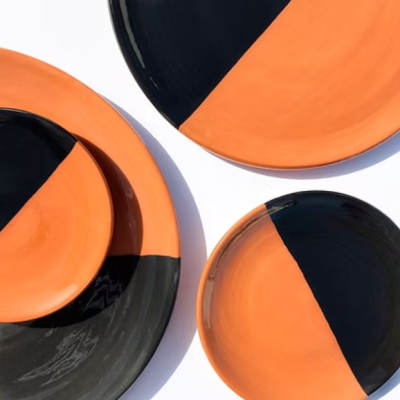 Pratos de cerâmica laranja e preto com design bicolor