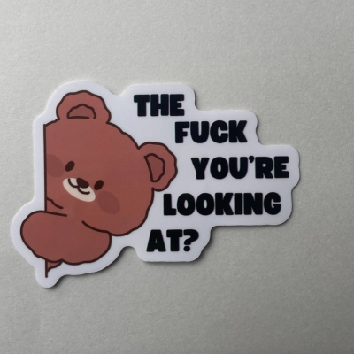 Autocolante com urso castanho e texto em inglês a preto sobre fundo branco