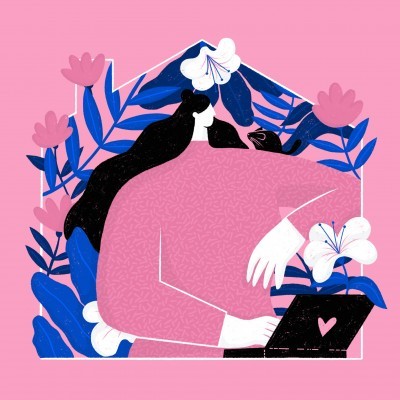 Ilustração mulher com computador e flores em fundo rosa