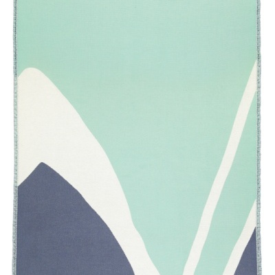 Toalha ou manta decorativa com padrão abstrato azul e branco