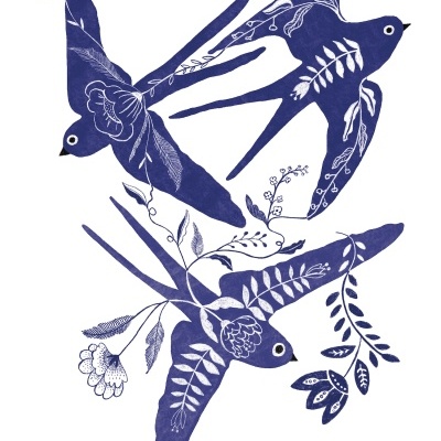 Ilustração de três pássaros azuis com padrões florais brancos