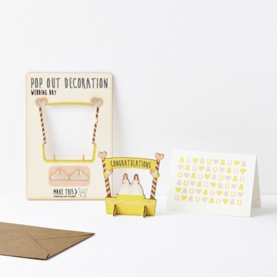 Decoração pop out para dia de casamento em cartão amarelo com texto