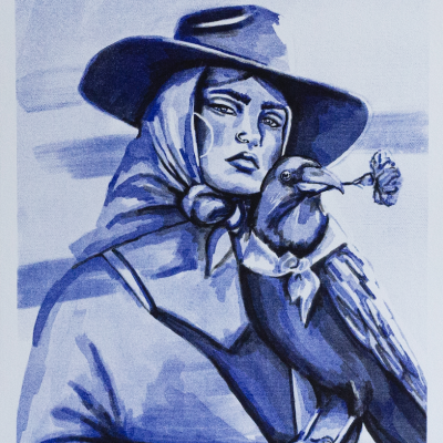 Ilustração em azul de mulher com chapéu e corvo com flor na boca.