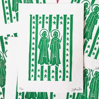 Impressão em papel branco com ilustração gráfica verde de duas figuras humanas e estrelas