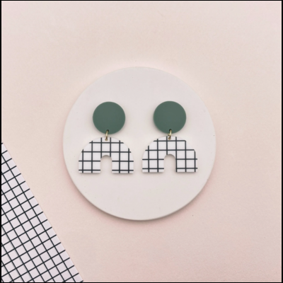 Brincos com base redonda verde e pendente xadrez em fundo rosa