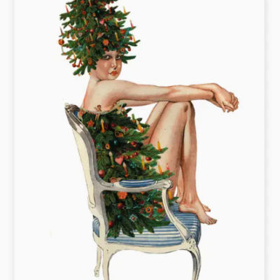 Mulher sentada em cadeira vintage vestida com vestido e chapéu de ramos de pinheiro decorados