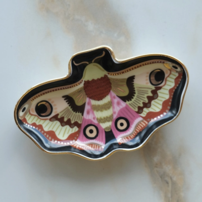 Prato em porcelana com desenho de mariposa colorida e detalhes dourados