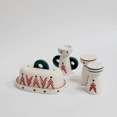 Conjunto de saleiro, pimenteiro e manteigueira em cerâmica branca com decoração geométrica vermelha e detalhes a preto